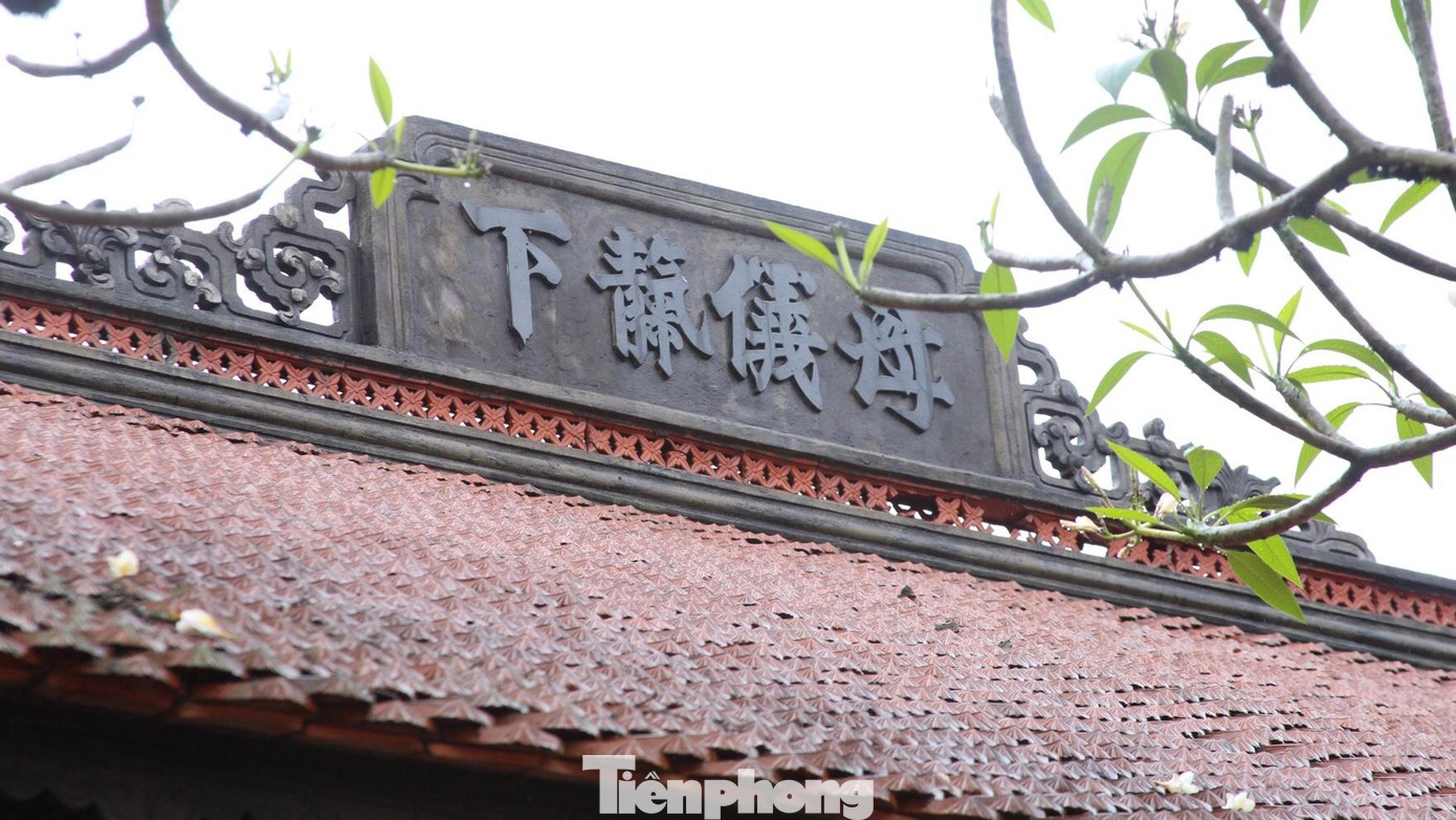 Chị Lê Thúy (35 tuổi – khách đến chùa) chia sẻ: “Mình cảm nhận đây là một ngôi chùa rất độc đáo, bởi ở đây, từ bên trong đến bên ngoài chùa đều được làm bằng gốm sứ Bát Tràng”.