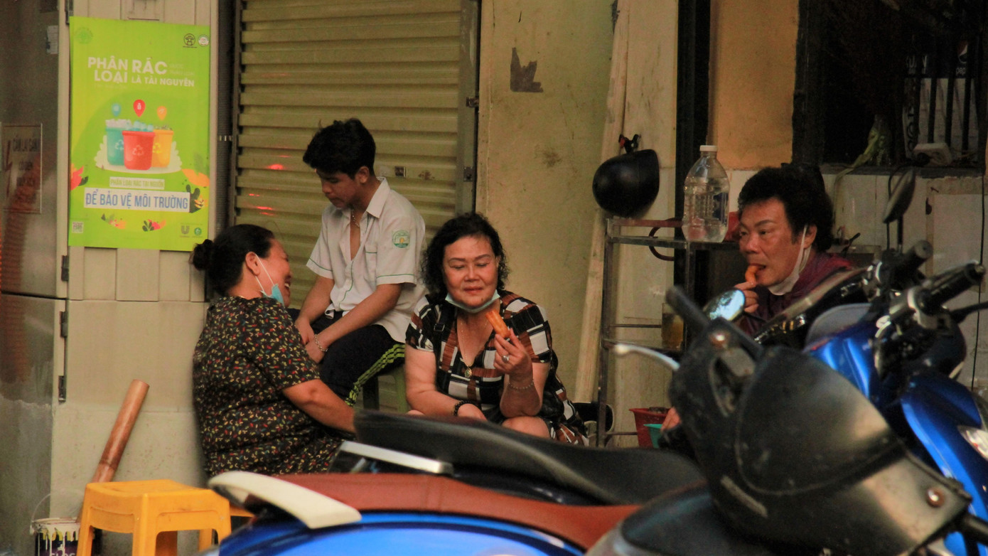 Càng về đêm các quán trà đá, quán ăn vỉa hè tụ tập đông người vẫn hoạt động công khai, phớt lờ quy định phòng dịch từ Ban Chỉ đạo phòng, chống dịch bệnh COVID-19 của TP. Hà Nội.