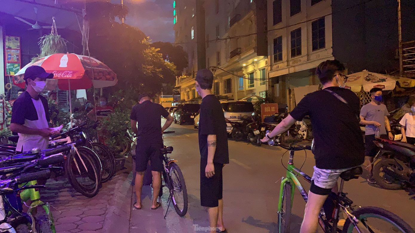 Chị Cẩm Tú (Trích Sài, Tây Hồ, Hà Nội) cho biết: “Do dịch COVID-19 nên nhu cầu du lịch, thể dục tại chỗ của người dân tăng cao, vì vậy năm nay dịch vụ cho thuê xe đạp thu hút đông đảo khách hàng hơn so với mọi năm”.