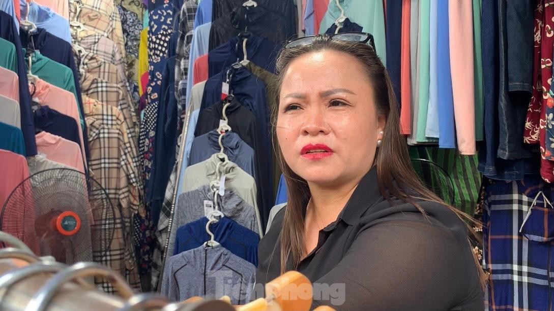 Chị Nguyễn Thị Yến – chủ một cửa hàng thời trang trên đường Cầu Giấy (Hà Nội) cho biết: “Lúc đầu vẫn còn vốn nên tôi có thể kham được tiền cửa hàng và nhân viên, nhưng dịch kéo dài, thu không đủ chi nên hiện tại đã cạn vốn nên buộc phải cho nhân viên nghỉ làm. Hiện tôi vừa tự trông coi quán vừa nghe ngóng tình hình, chờ thời gian tới xem sao.”