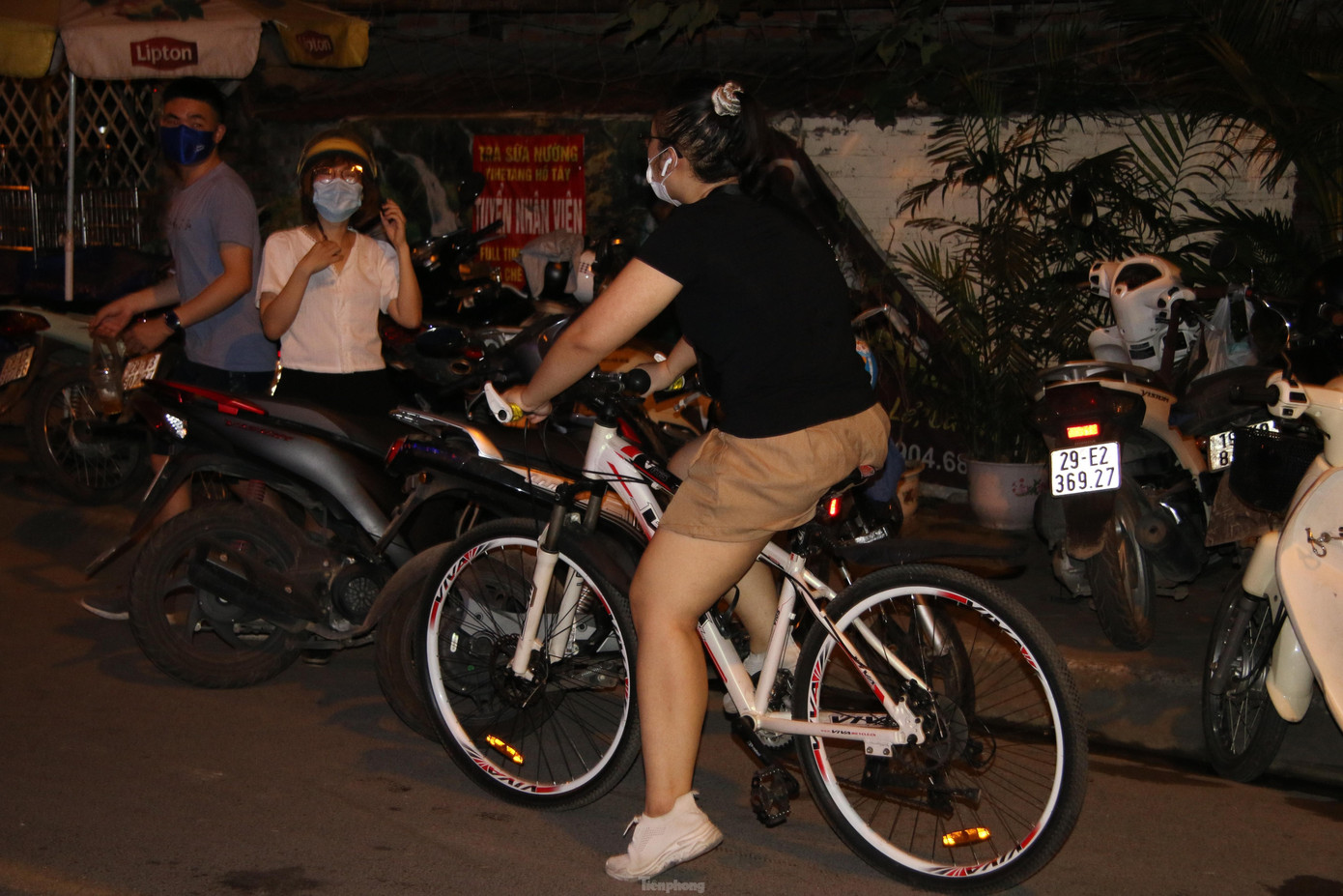 “Ngày thường khách thuê khoảng 100-200 chiếc xe, vào cuối tuần thường đông hơn, nhất là vào ngày lễ. Nhiều khi cửa hàng không đủ lượng xe để cho khách thuê” – Chị Cẩm Tú chia sẻ thêm.