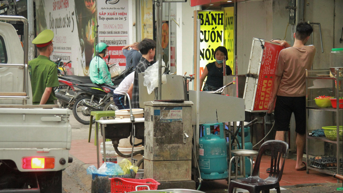 Đây là chỉ đạo mới nhất của Chủ tịch UBND TP Hà Nội Chu Ngọc Anh trong công điện gửi giám đốc các sở, ban, ngành, chủ tịch UBND quận, huyện, thị xã về tạm dừng các hoạt động không thiết yếu để phòng chống dịch COVID-19 trên địa bàn TP Hà Nội.