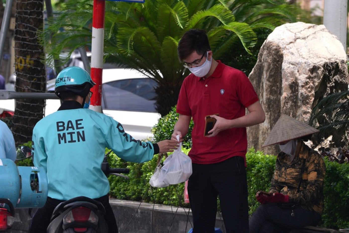 Các shipper phải làm việc hết công suất, từ lúc nhận đơn, đi lấy hàng rồi chuyển tới khách ở nhiều địa chỉ khác nhau, hầu như không có phút nghỉ ngơi vào giờ nghỉ trưa.