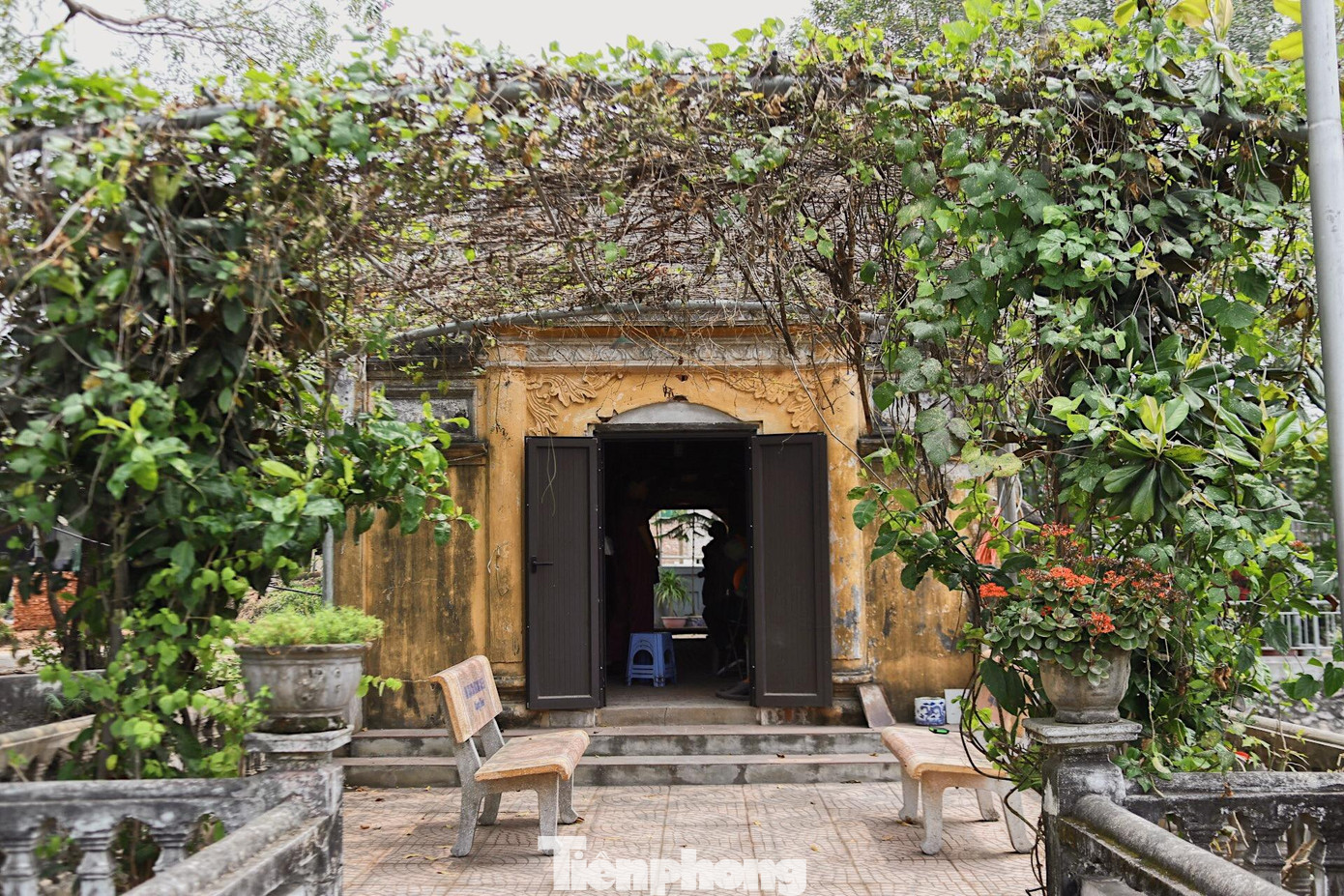 Có thiết kế dạng "thượng gia, hạ kiều", bên trên là nhà, ở dưới là cầu.