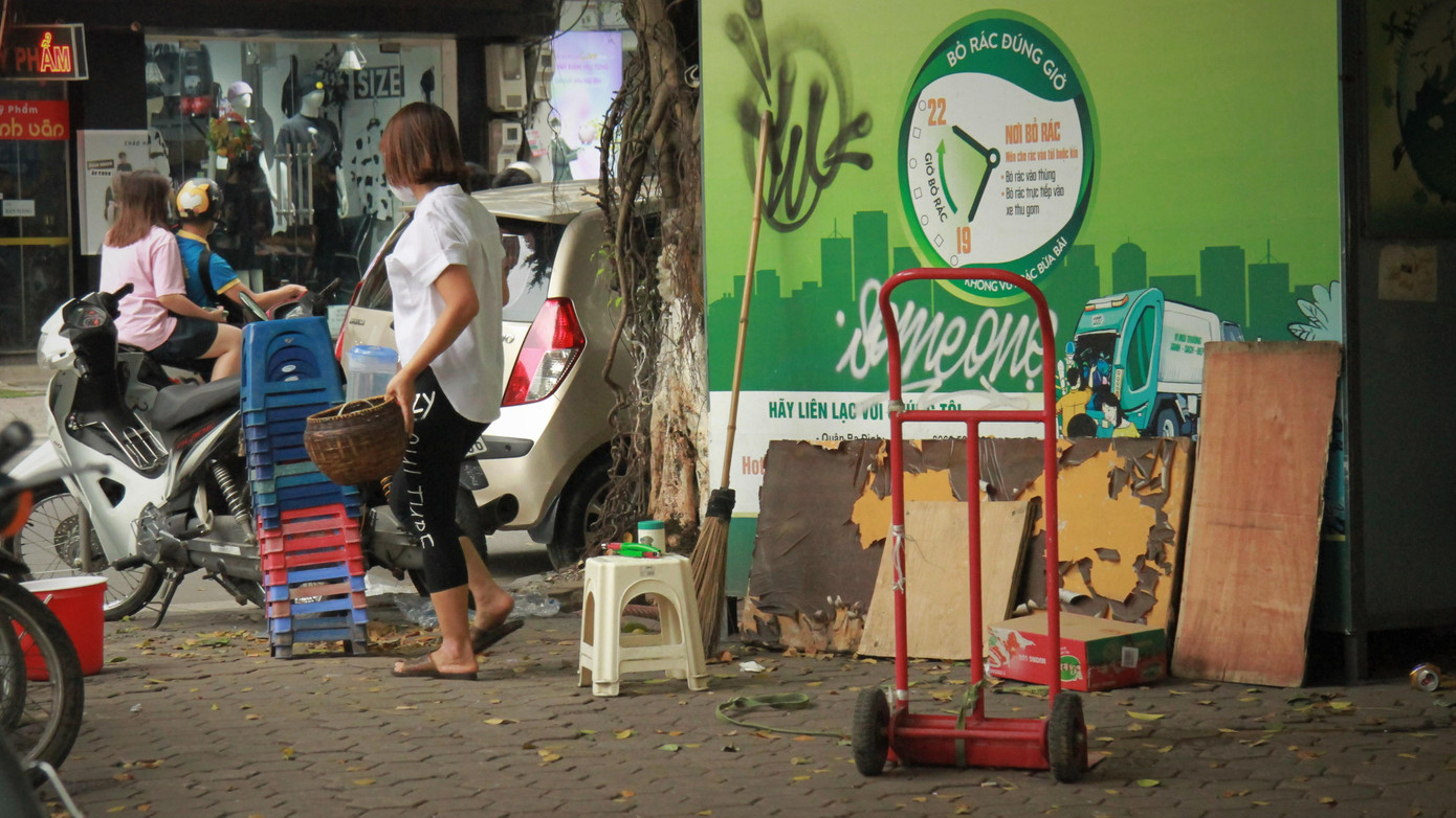 Nhưng khi lưc lượng chức năng rời đi đến những địa điểm khác để nhắc nhở người dân, thì một số chủ quán lại tiếp tục dọn hàng ra, bất chấp lệnh cấm và sự nhắc nhở.