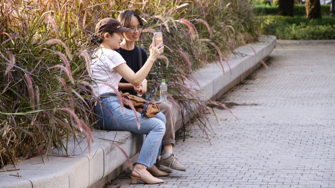 Các bạn trẻ tranh thủ chụp ảnh nhưng "quên" luôn khẩu trang phòng dịch