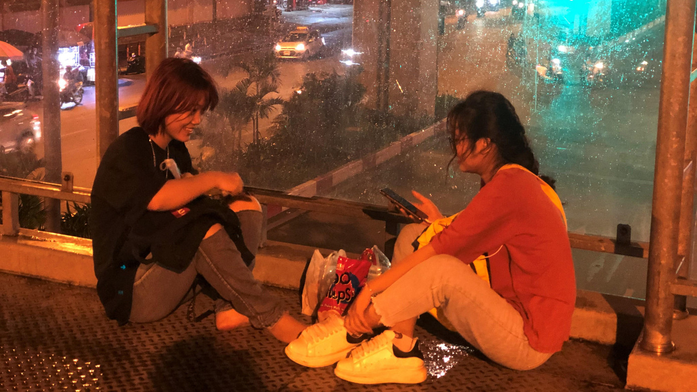 Hệ thống hầm, cầu đi bộ tại Hà Nội đã được đầu tư hàng nghìn tỷ đồng với "sứ mệnh" giúp giải tỏa các nút giao thông trong thành phố. Nhưng trên thực tế những cây cầu này chưa phát huy hết công năng khi nhiều người đi bộ vẫn dửng dưng với hệ thống hầm, cầu đường bộ