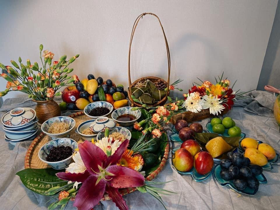 Ở một số làng quê người ta quan niệm rằng, đây là thời điểm quả trên cây, lá trên cành bắt đầu đơm hoa kết trái và cúng tổ tiên để mong mùa màng bội thu. Ở một số làng quê người ta quan niệm rằng, đây là thời điểm quả trên cây, lá trên cành bắt đầu đơm hoa kết trái và cúng tổ tiên để mong mùa màng bội thu.