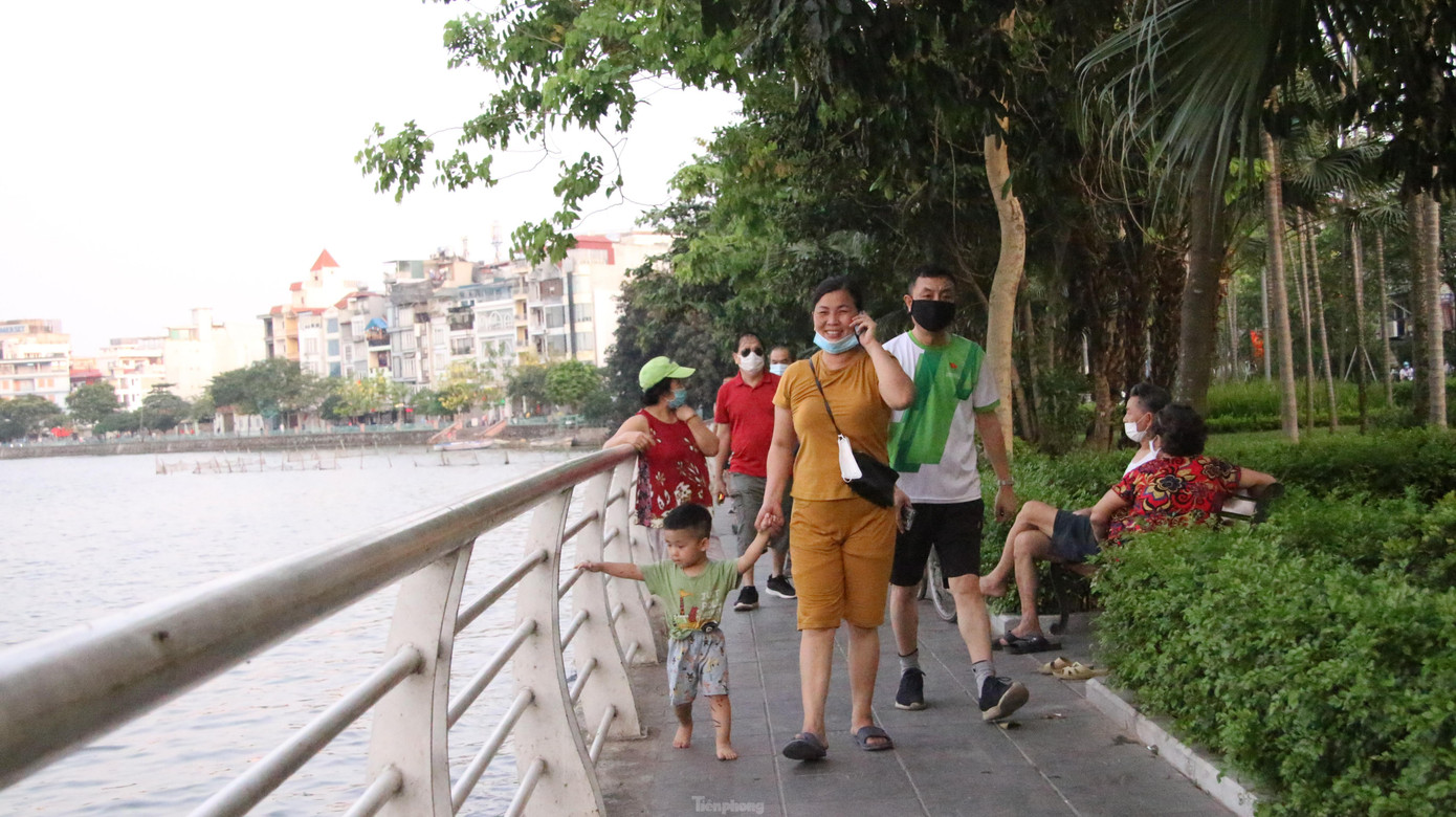 Tuy nhiên, hàng trăm người vẫn nườm nượp đổ ra công viên Lê Nin, khu vực vườn hoa Công Đoàn, vườn hoa Lý Tự Trọng, hồ Tây,..