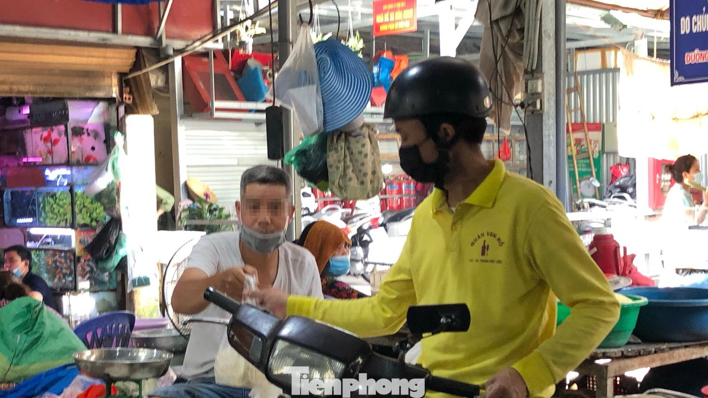 Tại khu vực chợ Thành Công (Ba Đình), bên cạnh một số người đã đeo khẩu trang đúng cách, tuân thủ quy định thì còn không ít người không đeo khẩu trang, hoặc kéo tuột khẩu trang xuống cằm.