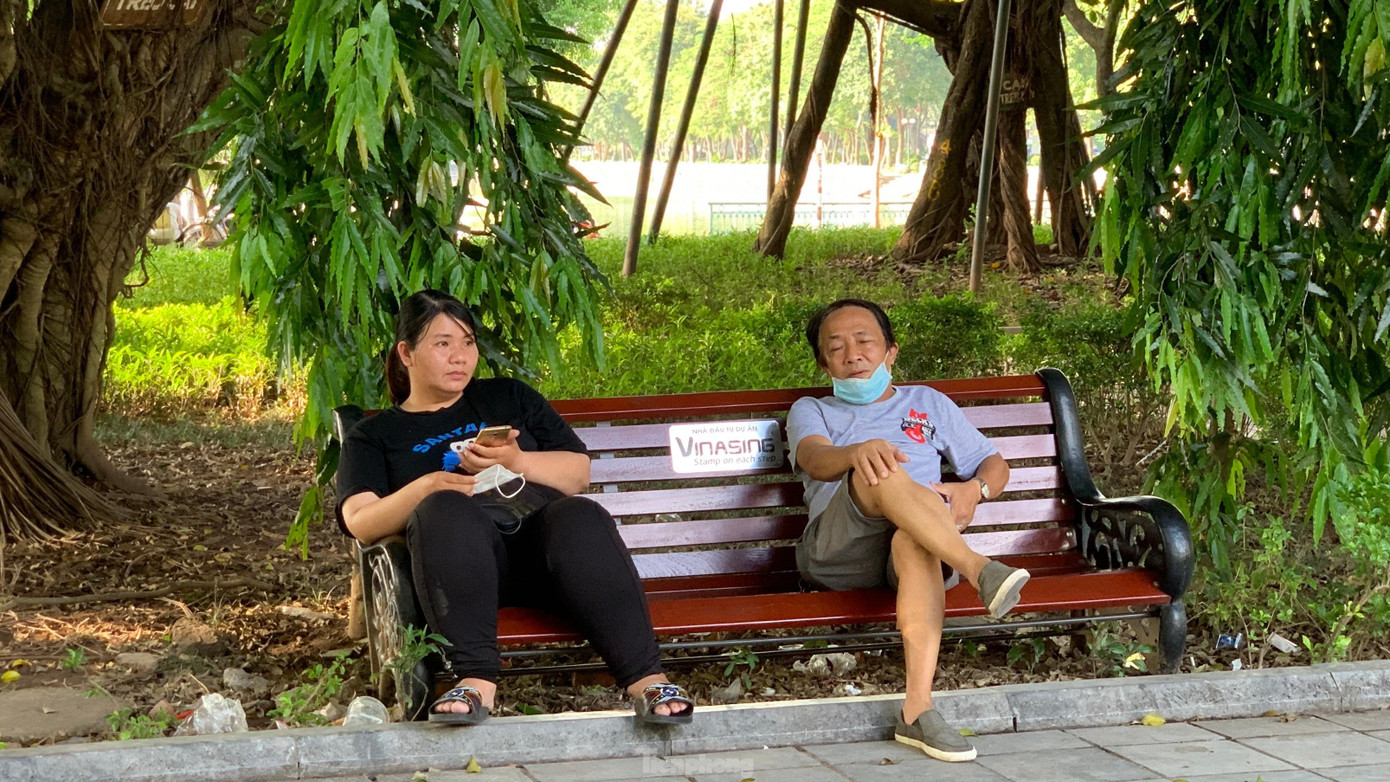 Người dân tập trung đông người tại đây và không thực hiện đúng thông điệp “5K” của Bộ Y tế.