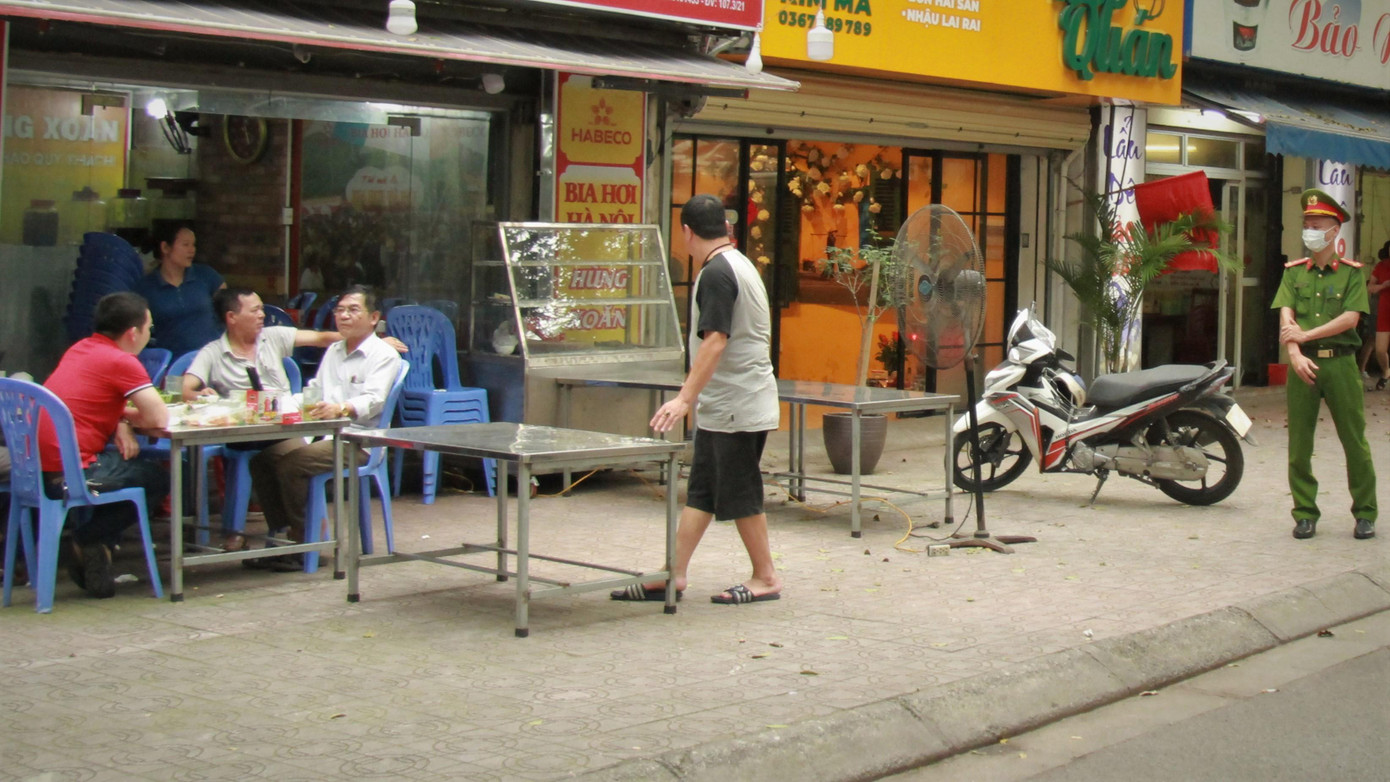 Thông báo cấm hoạt động đã được đưa ra nhưng khi lực lượng chức năng đến nhắc nhở thì các chủ quán vỉa hè này mới dọn dẹp.
