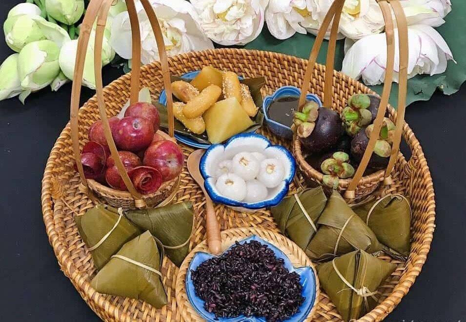 Bánh tro làm bằng hạt gạo nếp mới, tro đốt kèm rơm nếp khiến món bánh này càng thêm hấp dẫn - chị Phương chia sẻ công thức. Bánh tro làm bằng hạt gạo nếp mới, tro đốt kèm rơm nếp khiến món bánh này càng thêm hấp dẫn - chị Phương chia sẻ công thức.