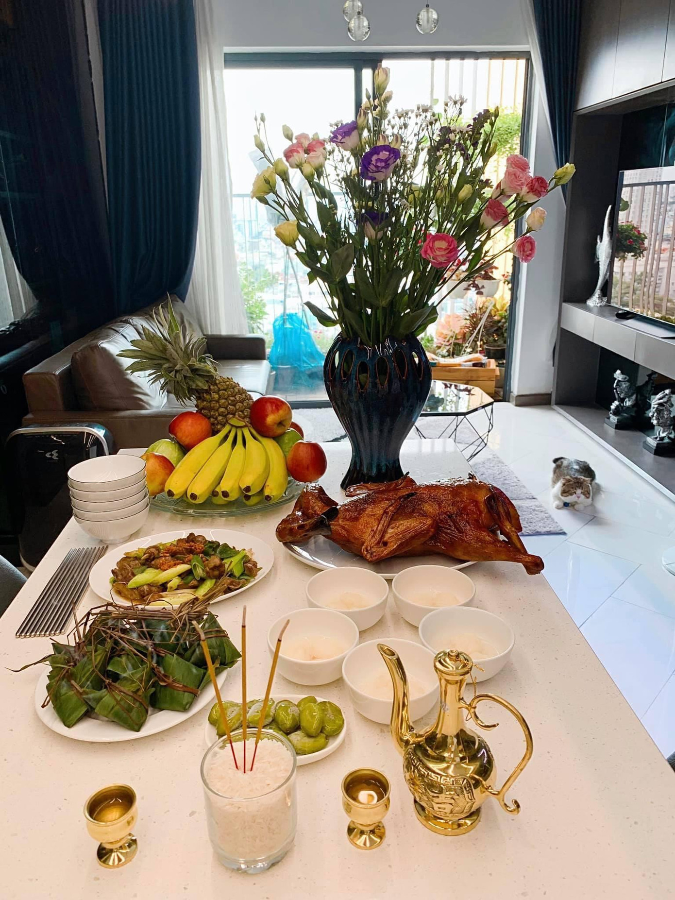 Mỗi món ăn có trong mâm cúng Tết Đoan Ngọ đều mang những ý nghĩa riêng của từng vùng miền, miền Trung thì không thể thiếu được món thịt vịt. Chị Hà Nguyễn (Thanh Hóa) chia sẻ: "Vì thịt vịt có tính mát, có tác dụng cân bằng phong huyết, âm dương, giải nhiệt cơ thể nên thường được chọn sử dụng vào ngày này". Mỗi món ăn có trong mâm cúng Tết Đoan Ngọ đều mang những ý nghĩa riêng của từng vùng miền, miền Trung thì không thể thiếu được món thịt vịt. Chị Hà Nguyễn (Thanh Hóa) chia sẻ: "Vì thịt vịt có tính mát, có tác dụng cân bằng phong huyết, âm dương, giải nhiệt cơ thể nên thường được chọn sử dụng vào ngày này".