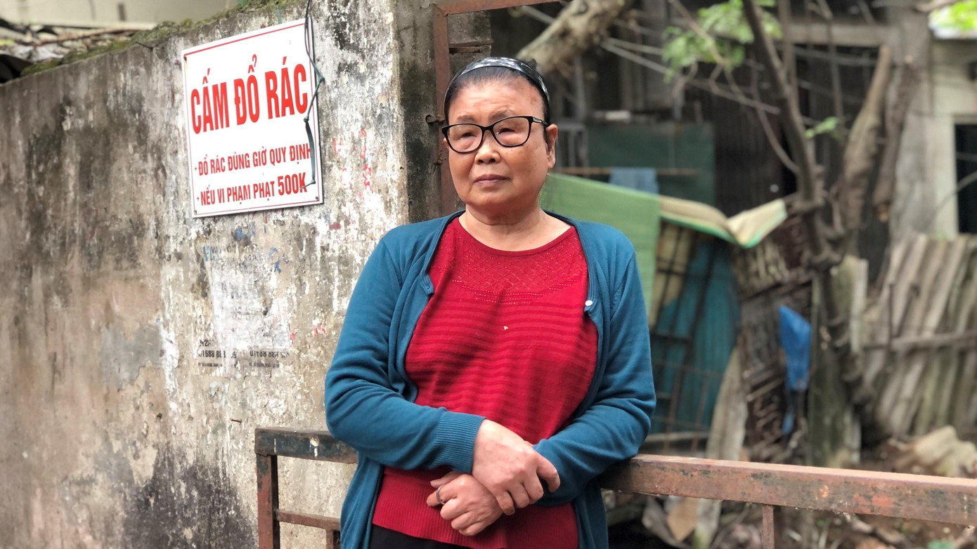 Bà Ngô Thị Miên (73 tuổi) cho biết: “ Rất là muỗi và hôi thối. Mùa mưa thì nước nó dâng lên tận trong nhà, còn nắng thì bốc mùi hôi khó chịu. Chỉ dám đóng kín cửa trong nhà, không dám ra ngoài. Trẻ con bị ảnh hưởng rất nhiều đến đường hô hấp, nên nhà nào có trẻ con thì đều chuyển đi nới khác, chỉ còn mấy ông bà già ở lại bám trụ thôi. Kêu mãi rồi mà vẫn chưa thấy động thái xử lý gì cả”