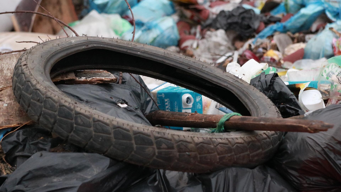 Rác đủ các loại từ bao bì, chai lọ đến lốp xe, chăn mềm, quần áo, bàn ghế cũ cũng đươc người dân thẳng tay vứt ra.