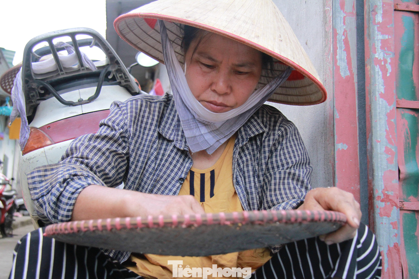 Cái nóng hầm hập vào những ngôi nhà không khác gì lò tôn dưới chân cầu Long Biên, chị Thu không thể ngủ trưa nên chỉ tranh thủ thời gian nhặt đậu, dọn dẹp nhà cửa cho đỡ buồn tay chân.