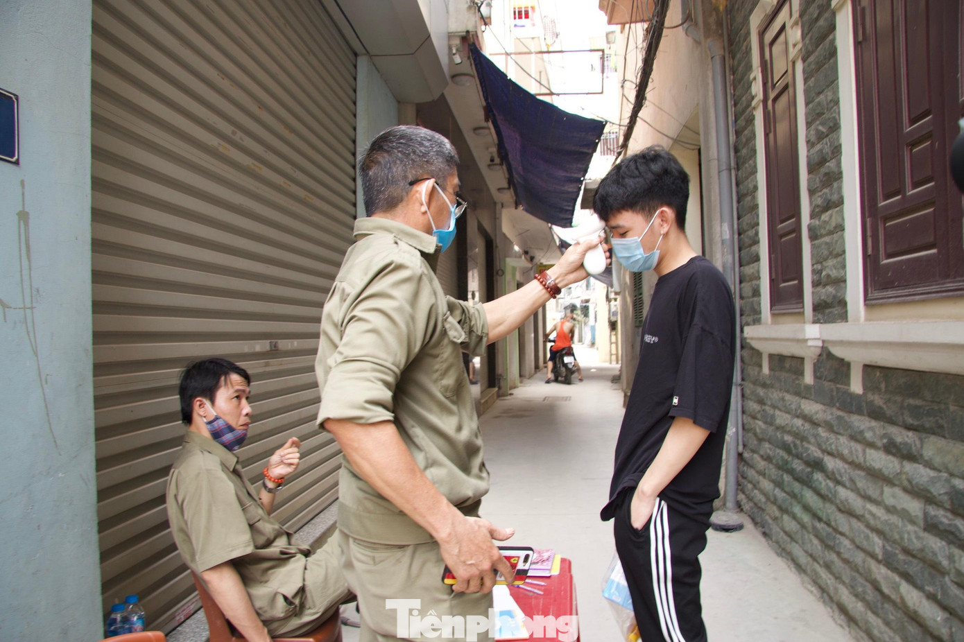 Người dân sống tại ngõ hạn chế ra vào và phải khai báo y tế và đo thân nhiệt. Nhu yếu phẩm tiếp tế được chuẩn bị sẵn để phục vụ người dân.