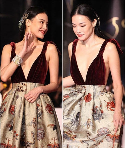 Thư Kỳ tự tin "thả rông" ngực lép trong chiếc váy thương hiệu Valentino trong sự kiện thảm đỏ gần đây Thư Kỳ thông minh biết cách làm ngực lép tưởng chừng là một khuyết điểm trở thành thế mạnh Chiếc váy này giúp Thư Kỳ trở nên thật khiêu khích