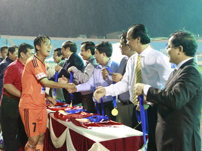 BTC trao huy chương cho các nhà vô địch Siêu Cúp. BTC trao huy chương cho các nhà vô địch Siêu Cúp