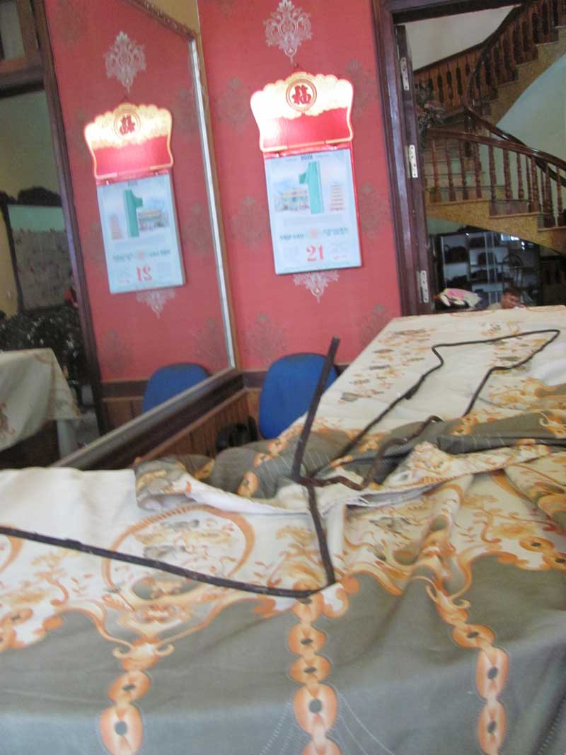 Hung thủ có thể dùng đoạn sắt này để chui qua tum, vào nhà ông Bình. ảnh: Duy Chiến