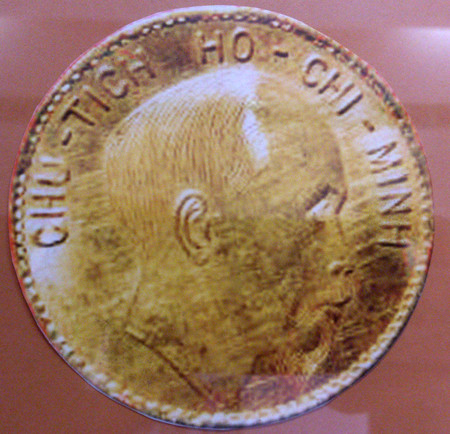 Hình ảnh đồng tiền Việt bằng vàng dùng làm bản vị tiền Việt Nam. Hình ảnh đồng tiền Việt bằng vàng dùng làm bản vị tiền Việt Nam