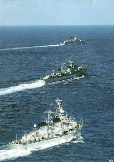 Một tàu khu trục Trung Quốc (trên) và tàu cứu nạn đi ngang vùng biển gần quần đảo Okinawa của Nhật ngày 8-6. Ảnh: KYODO NEWS