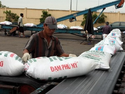 Bốc xếp sản phẩm phân đạm Phú Mỹ tại cảng Cần Thơ. Ảnh: Hà Thái. Bốc xếp sản phẩm phân đạm Phú Mỹ tại cảng Cần Thơ. Ảnh: Hà Thái(TTXVN)