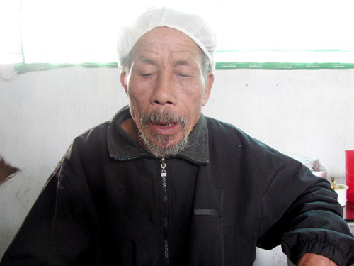 Ông Nguyễn Quang Minh (77 tuổi) bị đánh bầm dập khi cùng con đi đòi tiền đặt cọc XKLĐ