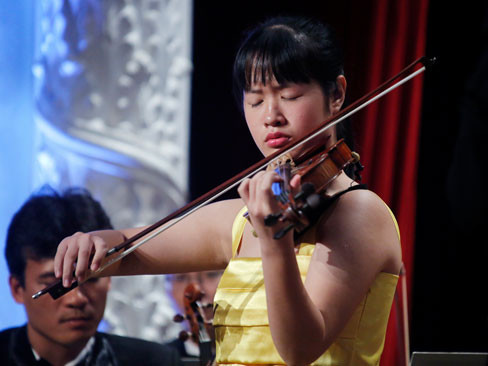 Phương Nhi đã cất sự hoài nghi của công chúng sang một bên bằng tiếng đàn xuất sắc. Phương Nhi đã cất sự hoài nghi của công chúng sang một bên bằng tiếng đàn xuất sắc