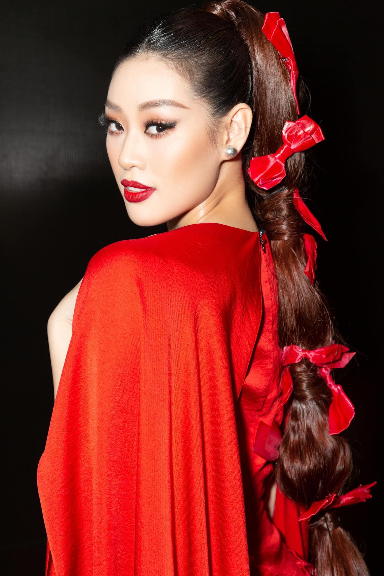 Người đẹp còn gây chú ý với mái tóc tết ấn tượng, cầu kỳ.