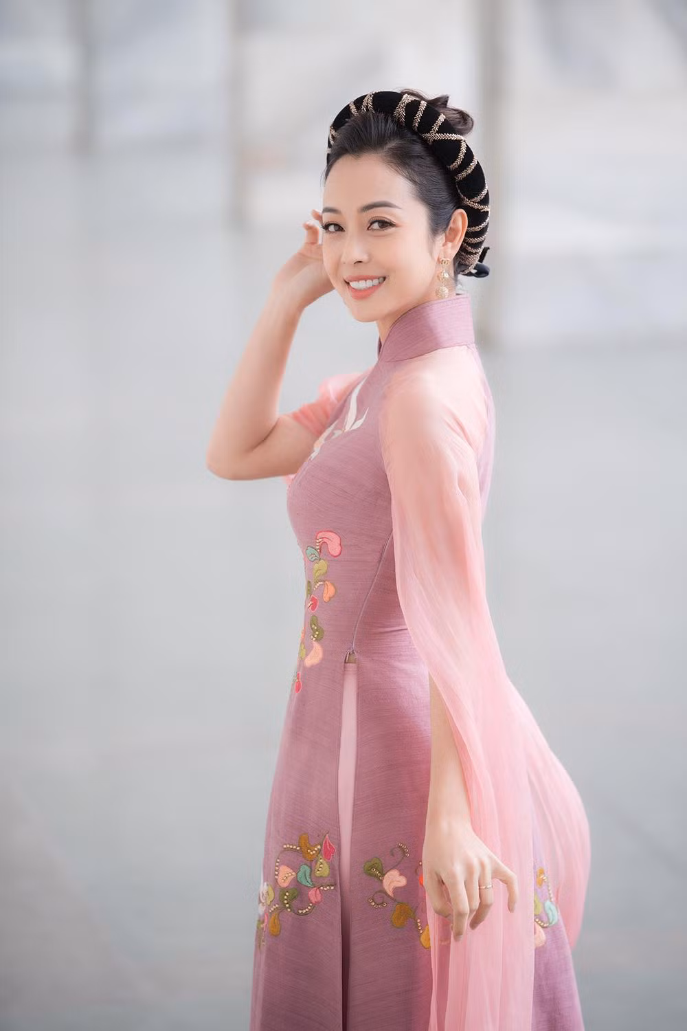 Năm nay, Jennifer Phạm lựa chọn áo dài của đàn em thân thiết là Hoa hậu Ngọc Hân.