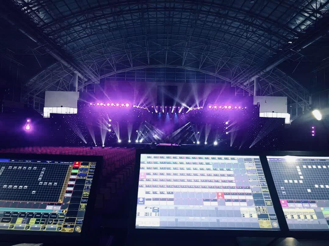 Sân khấu đang được set-up âm thanh và ánh sáng cực kỳ hoành tráng để chuẩn bị cho sự kiện chào đón Thuỳ Tiên chiều nay.