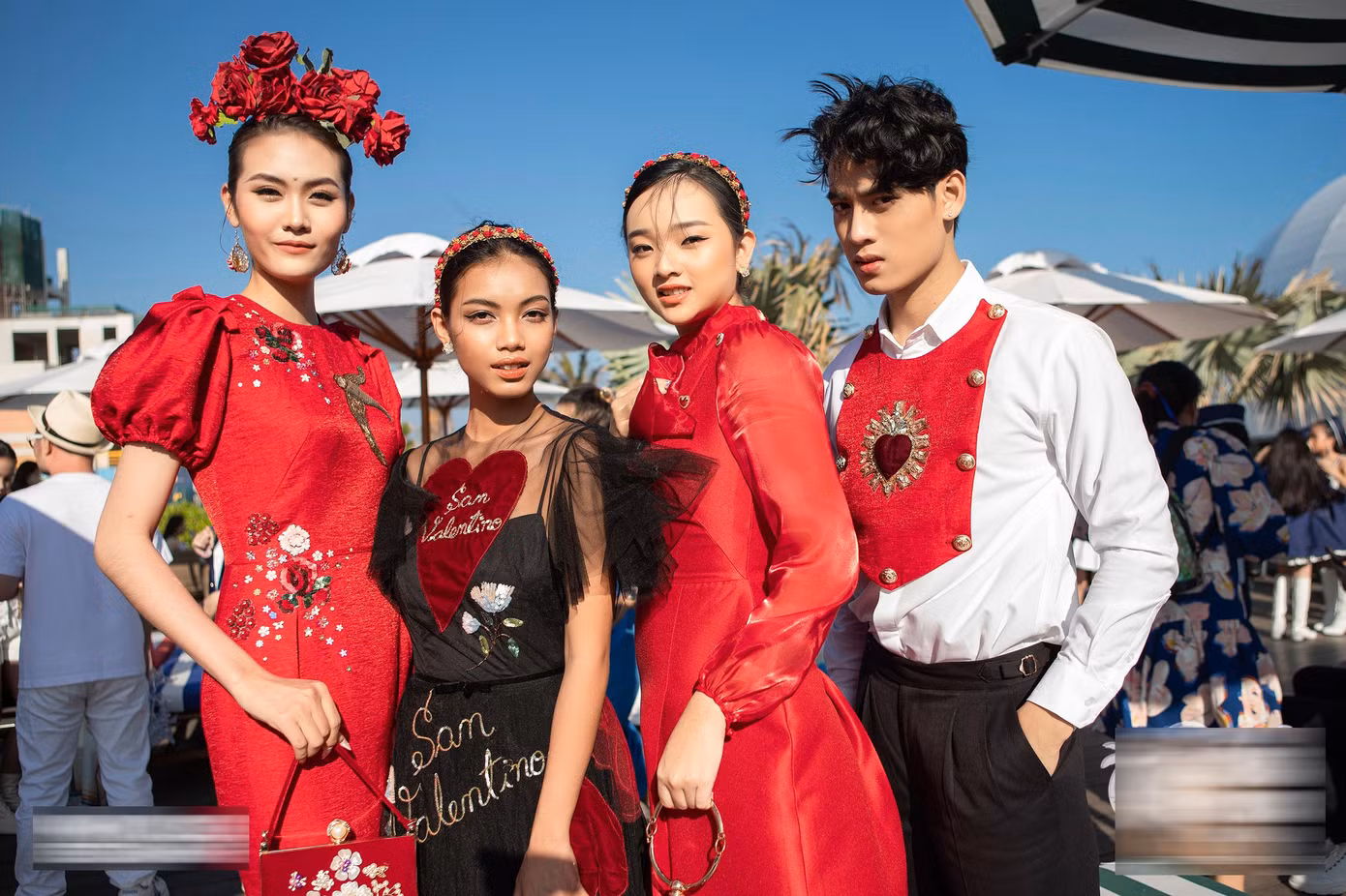 Trước đó, Lương Thuỳ Linh cũng từng nâng đỡ và tạo điều kiện cho các học trò được thể hiện và chứng minh tài năng của mình trước công chúng thông qua các màn trình diễn thời trang.