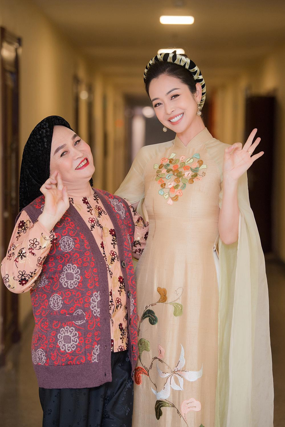 Trong hậu trường, Jennifer Phạm có dịp hội ngộ với nghệ sỹ Xuân Hinh.