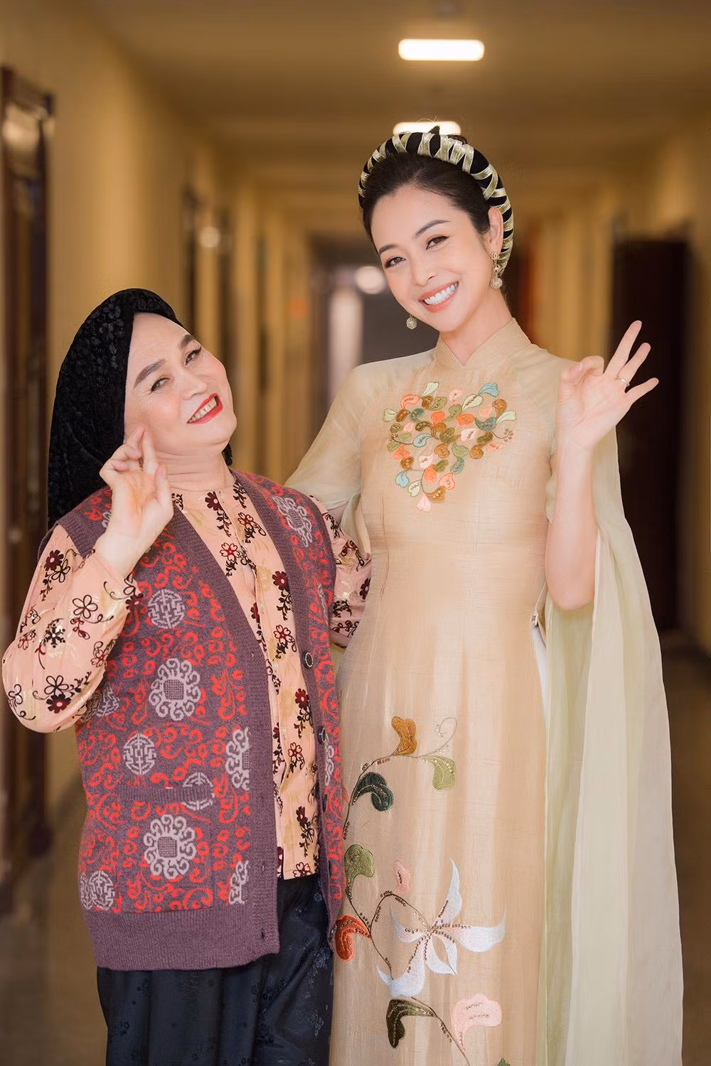 Trong hậu trường, Jennifer Phạm có dịp hội ngộ với nghệ sỹ Xuân Hinh.