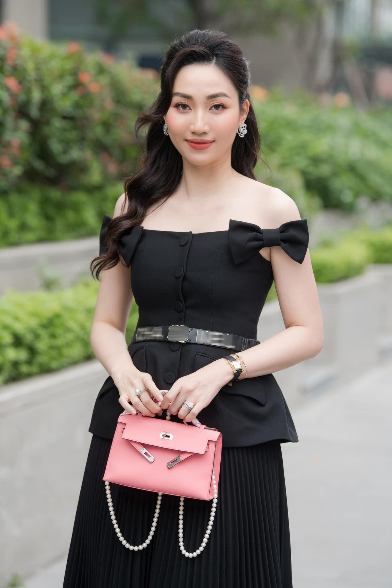 Á hậu Trà My diện váy đen xếp ly yêu kiều, trễ nải vai trần quyến rũ.