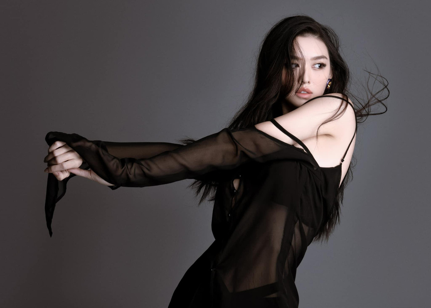 Á hậu Miss World Vietnam 2019 lột xác với phong cách cực kỳ cá tính, khác hẳn với vẻ dịu dàng và nữ tính thường thấy.