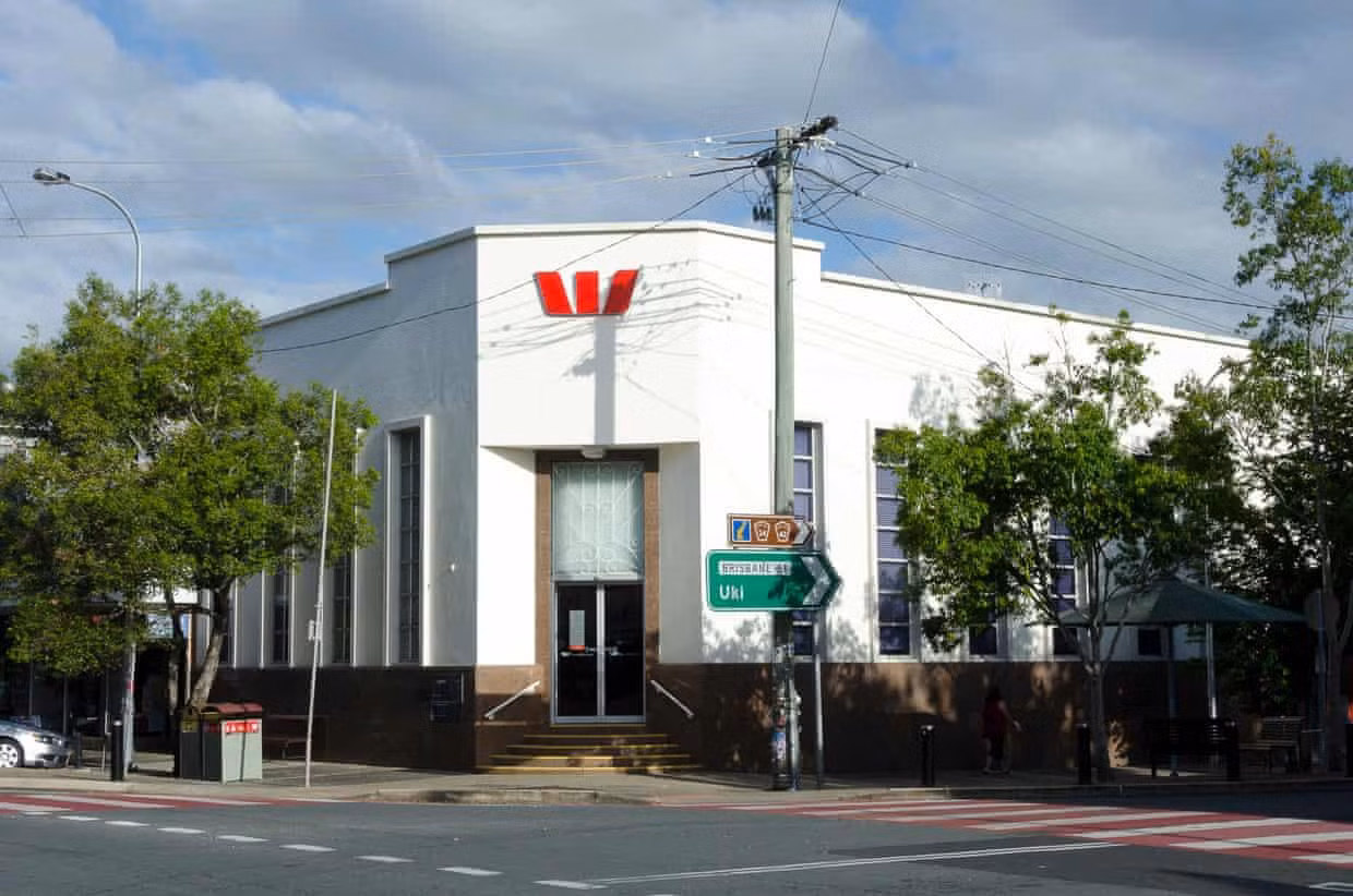 Ngân hàng Westpac, sau đổi tên là Ngân hàng New South Wales, nằm cách đồn cảnh sát thị trấn chỉ 100 mét. Ảnh: Alamy Ngân hàng Westpac, sau đổi tên là Ngân hàng New South Wales, nằm cách đồn cảnh sát thị trấn chỉ 100 mét. Ảnh: Alamy