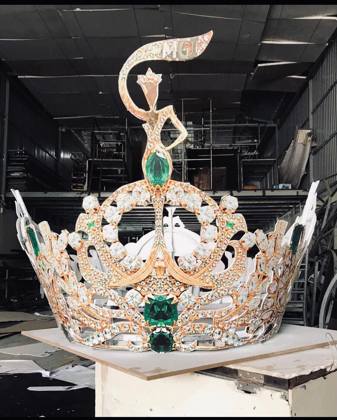 Một mô hình chiếc vương miện Miss Grand cũng đang được hoàn thiện tại khu vực sân khấu để chuẩn bị cho sự kiện lần này.