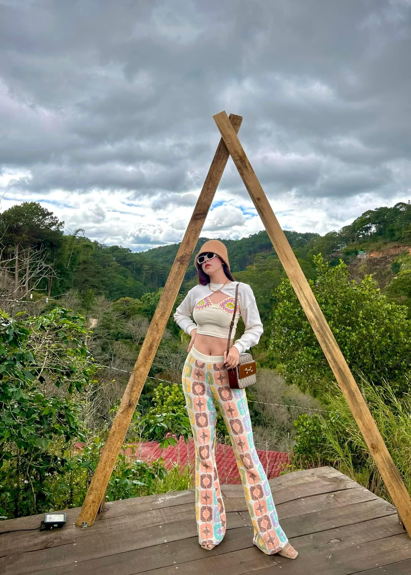 Á hậu Thuý An diện crop-top khoe trọn vòng eo thon săn chắc, quyến rũ.