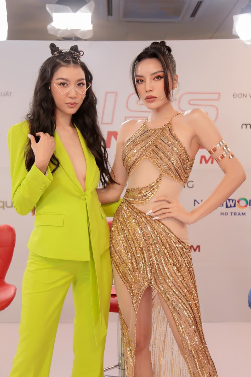 Mới đây Á hậu Thúy Vân nhận lời mời ngồi 'ghế nóng' cuộc thi Hoa hậu Thể thao Việt Nam cùng với Hoa hậu Kỳ Duyên. Trên ghế nóng, hai người đẹp cùng gây ấn tượng với phong cách thời trang cá tính, gợi cảm. Mới đây Á hậu Thúy Vân nhận lời mời ngồi 'ghế nóng' cuộc thi Hoa hậu Thể thao Việt Nam cùng với Hoa hậu Kỳ Duyên. Trên ghế nóng, hai người đẹp cùng gây ấn tượng với phong cách thời trang cá tính, gợi cảm.