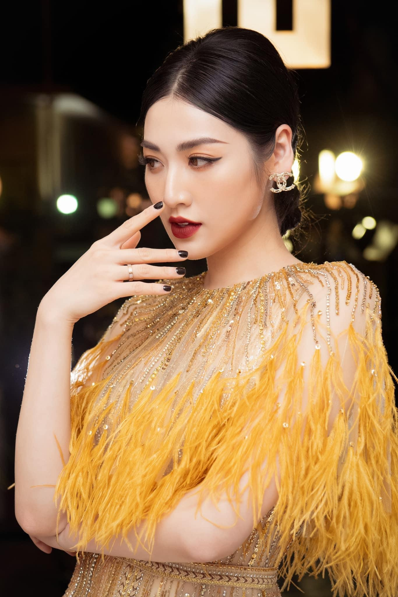 Nhan sắc ngày càng quyến rũ và xinh đẹp của Á hậu Việt Nam 2012 nhận được sự ngưỡng mộ của các fans.