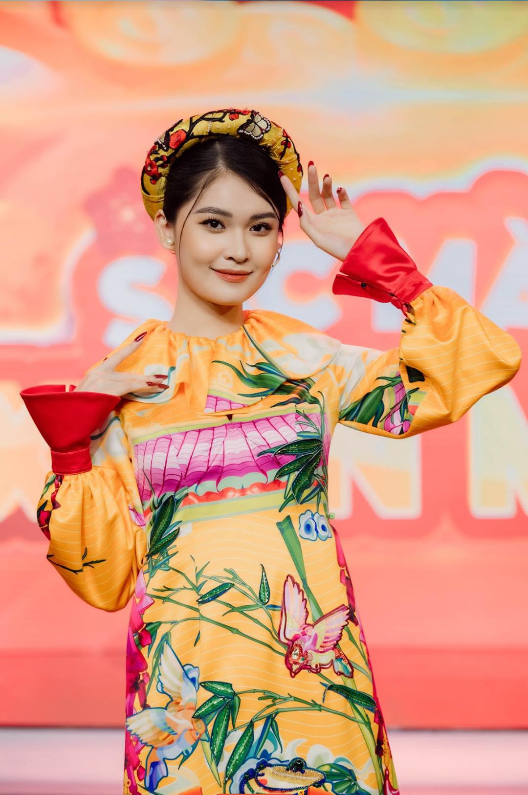 Á hậu Thuỳ Dung mặc áo dài hoạ tiết độc đáo tại chương trình Tết.