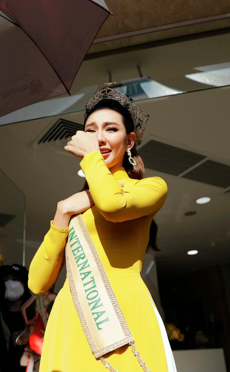 Sau hơn 1 tháng đăng quang, Thuỳ Tiên bật khóc xúc động trước tình cảm của khán giả quê nhà.