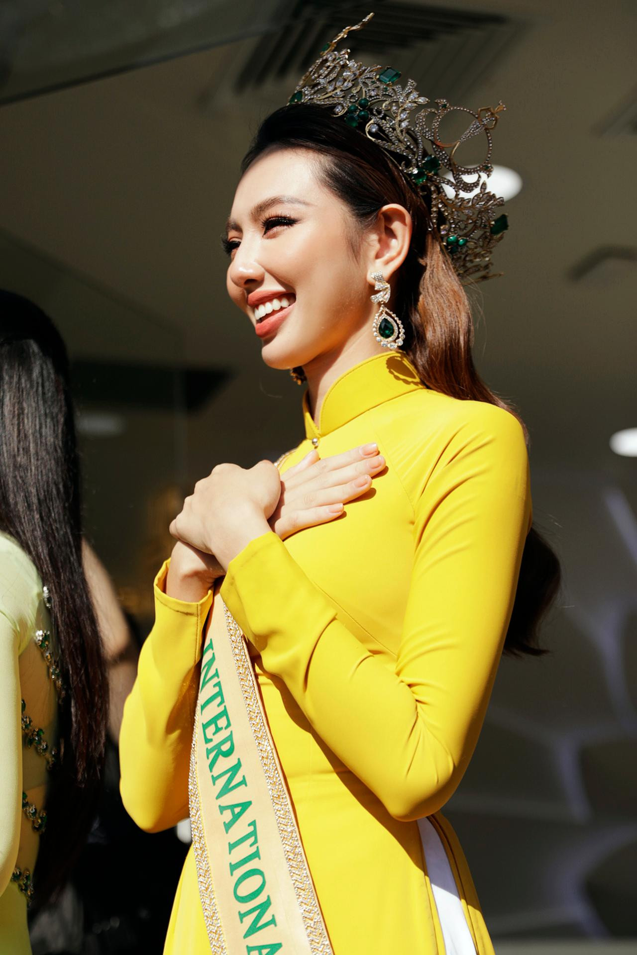 Hoa hậu Thùy Tiên diện áo dài vàng nền nã, đội vương miện Miss Grand International lộng lẫy. Người đẹp vỡ oà cảm xúc khi nhận được sự chào đón nồng nhiệt từ các fans.