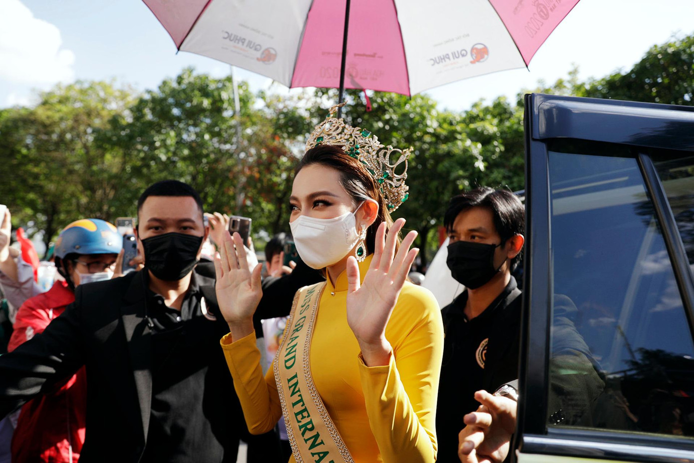 Chiều ngày 11/1, Hoa hậu Hòa bình Quốc tế Nguyễn Thúc Thùy Tiên đã tham gia buổi roadshow (diễu hành đường phố) - hoạt động được rất nhiều người hâm mộ ở quê nhà chờ đợi.