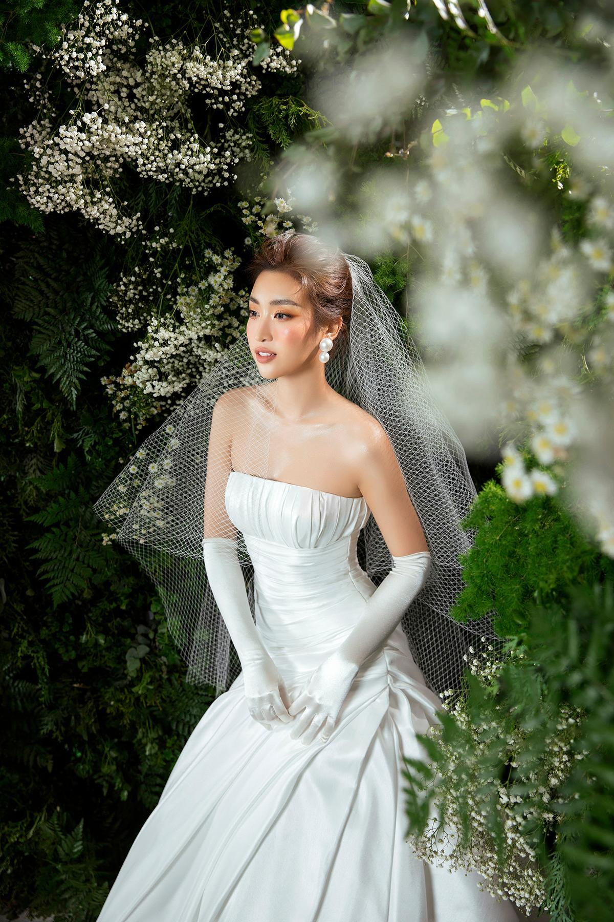 Đỗ Mỹ Linh từng nhiều lần làm người mẫu váy cưới cho các nhà thiết kế đình đám.