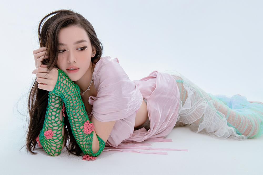 Tuy nhiên, khác với vẻ đẹp ngọt ngào tuổi 16 đã làm nên thương hiệu, lần này, Tường San trở lại với thần thái trưởng thành hơn, nét đẹp mặn mà và ánh mắt cũng quyến rũ, cuốn hút hơn hẳn.