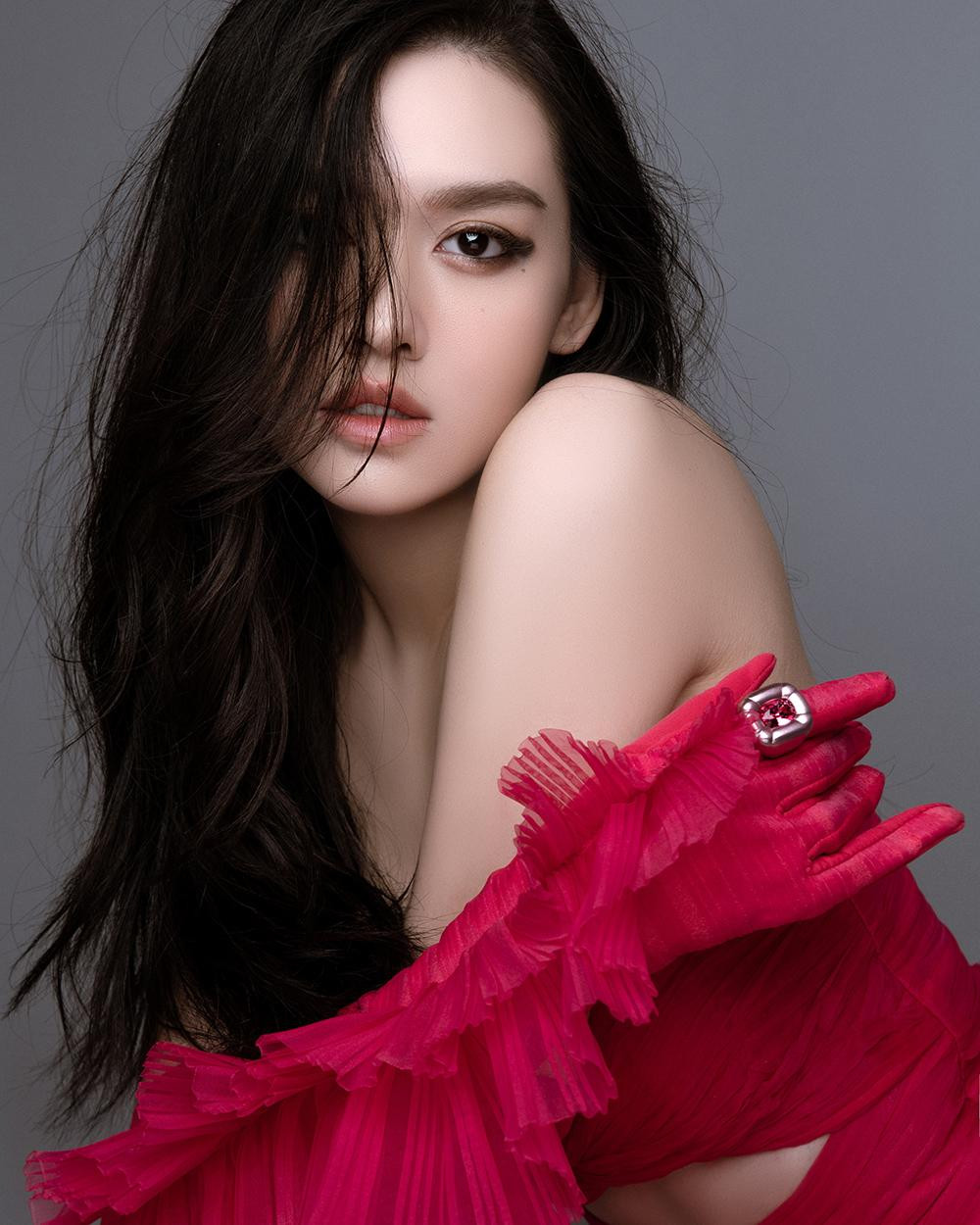 Chiếc váy ôm trọn body, giúp nàng Á hậu tuổi 21 càng trở nên nổi bật hơn bao giờ hết.